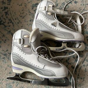 Jackson Softec ice skates